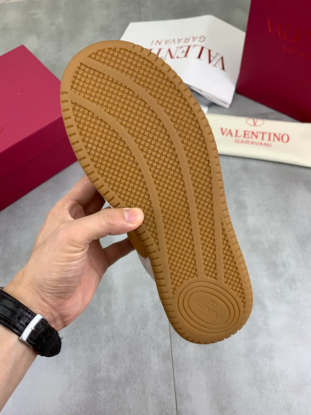 Men's men's shoes 💰P600 New model Latest Valentino Valentino V family new casual young fashion trend sports shoes Full of vitality No age limit Very light and comfortable on the feet Packaging Original purchase and development Production of goods Various color combinations are eye-catching Activate the charming sunny boy Shoe design combines coolness with daily style Full of street style Multi-color options!   Fabric: original material splicing/first-layer cowhide Lining: imported cowhide/original logo sweat-absorbent and breathable foot pad Outsole: TPU foam lightweight material outsole Brand injection insole Code number: 38-46 Full set of packaging Color: 3️⃣ colors available
